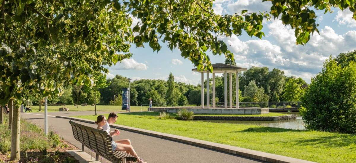 Neuer Kurpark mit Sitzbänken und Blick auf den Tempel