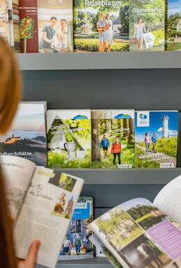 Prospektwand in der Tourist-Information mit Broschüren, Flyern und Magazinen