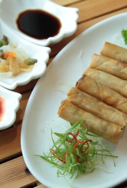 Beispielbild Speisen Asia-Bistro Ha Long mit Frühlingsrollen und verschiedenen Saucen und Beilagen