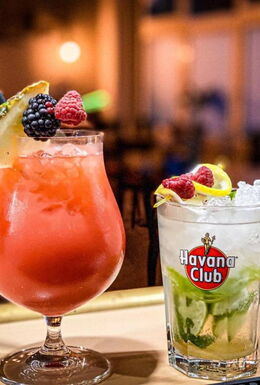 Innenaufnahme High Five Bar mit zwei verschiedenen Cocktails im Vordergrund