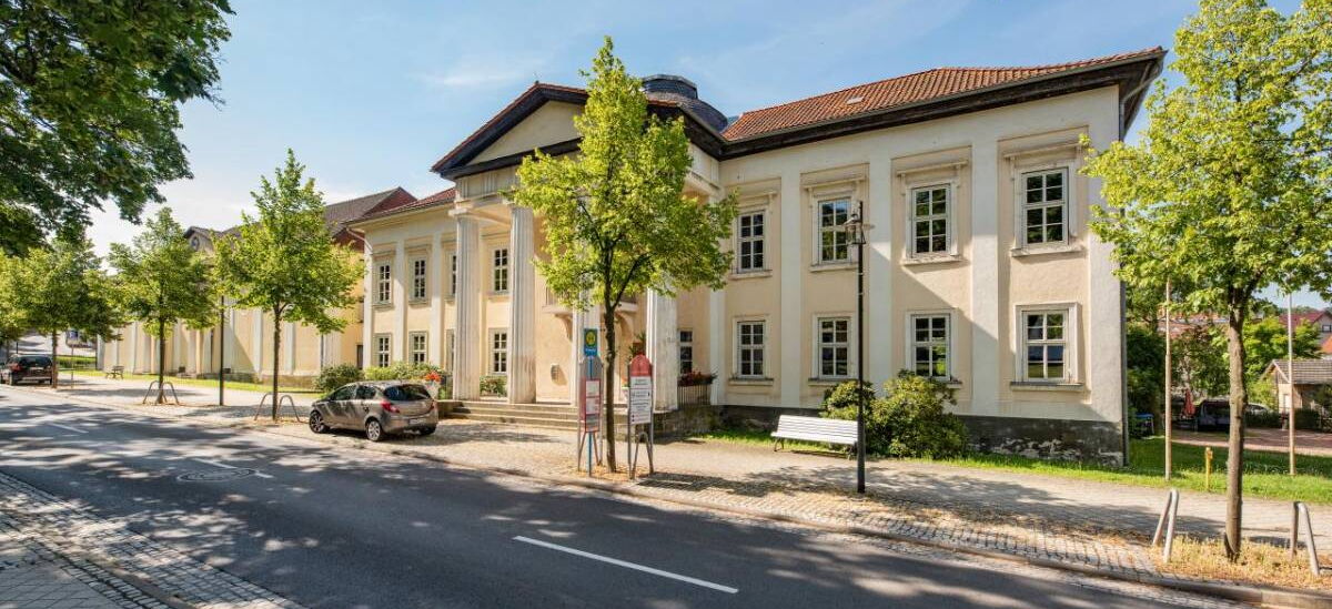 Außenaufnahme Palais Weimar mit Stadt- und Kurbibliothek