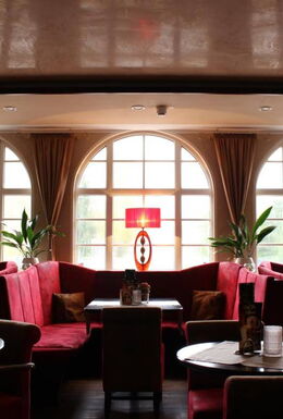 Innenaufnahme Gastraum Chausseehaus Zur Einnahme mit gemütlichen Polsterbänken und Tischen