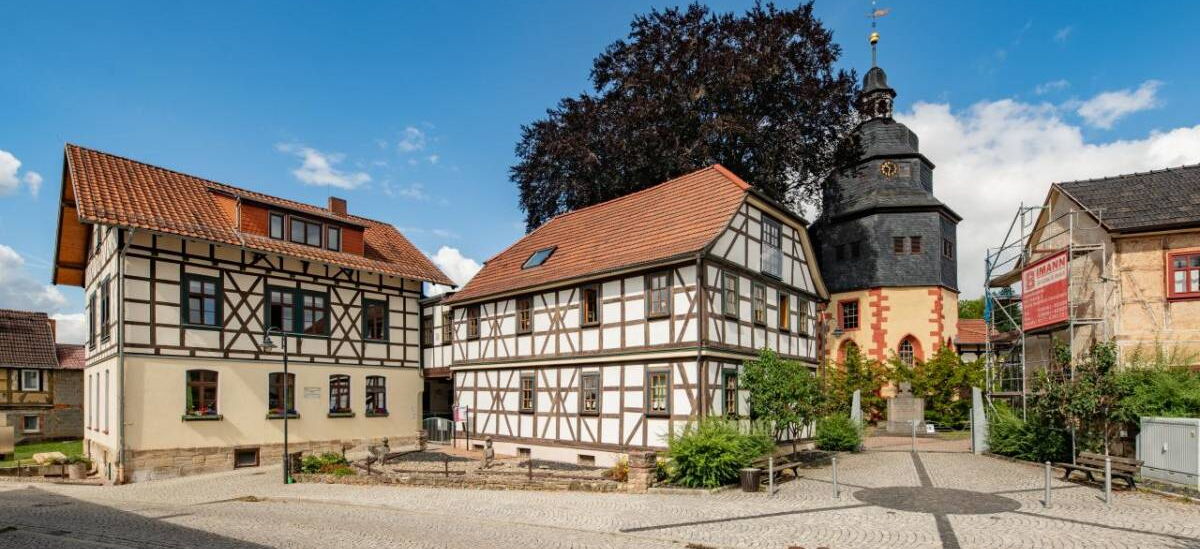 Außenaufnahme Laurentiuskirche Schweina mit anliegendem Fröbel-Kindergarten