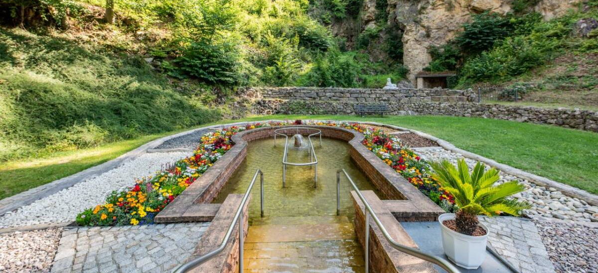Landschaftsaufnahme Kneipp-Anlage mit Wassertretbecken, Fußreflexzonenpfad und Erdfall