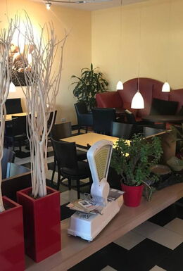 Innenaufnahme Café Leinweber mit modern eingerichtetem Sitzbereich
