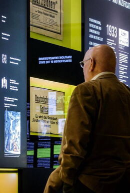 Besucher in der Sonderausstellung "Erforschung und Beseitigung. Das kirchliche Entjudungsinstitut 1939-1945" im Lutherhaus Eisenach