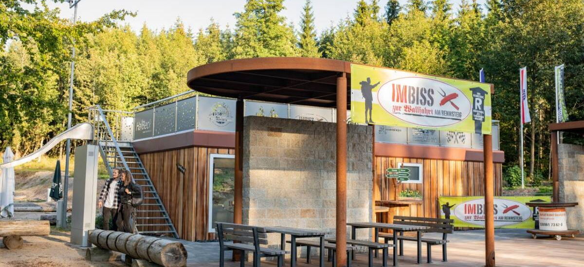 Außenaufnahme Imbiss zur Wallfahrt am Rennsteig mit überdachter Sitzgelegenheit und Dachterrasse