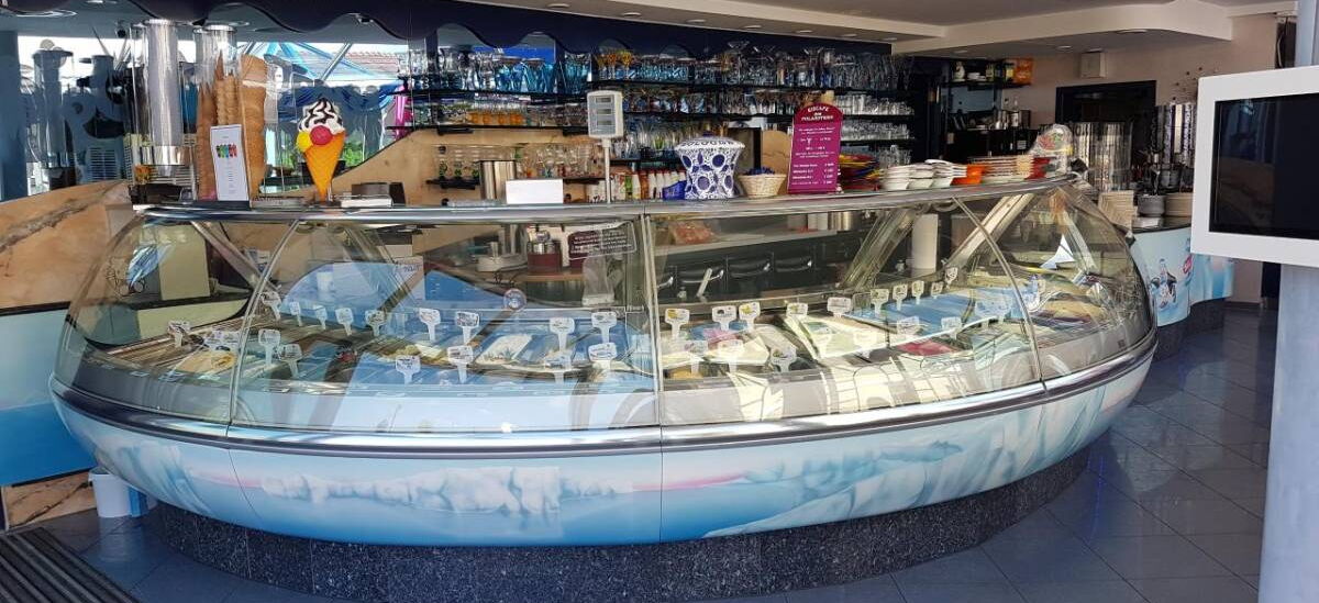 Eistheke Eiscafé Zum Polarstern mit vielen verschiedenen Eissorten